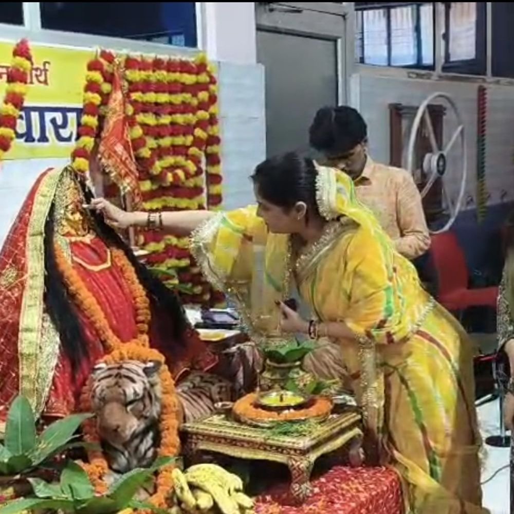 वाराणसी में नवरात्रि पर सेवा कार्यक्रम:मां सेवा शक्ति ट्रस्ट ने आश्रम में बुजुर्गों और असहाय लोगों को बांटी खुशियां