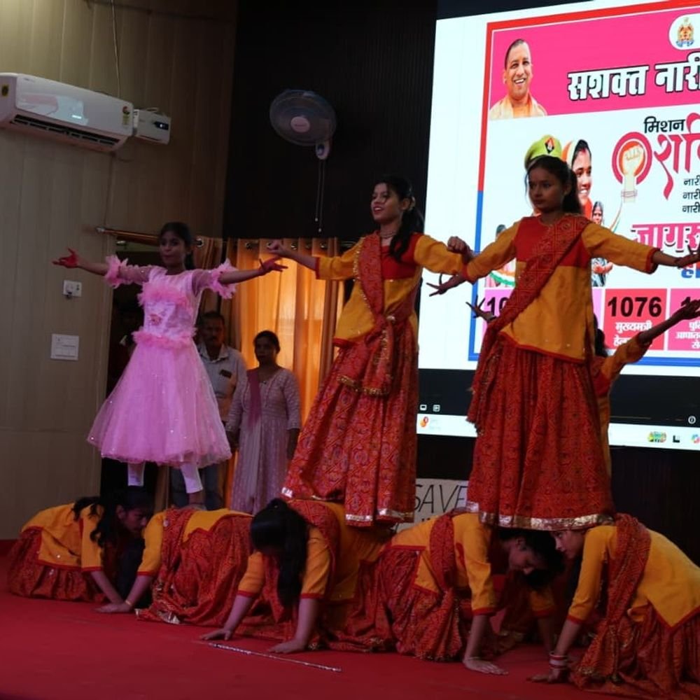 हाथरस में मिशन शक्ति के तहत कार्यक्रम:उत्कृष्ट कार्य करने वाली महिलाएं सम्मानित, सांस्कृतिक प्रस्तुतियां भी हुईं