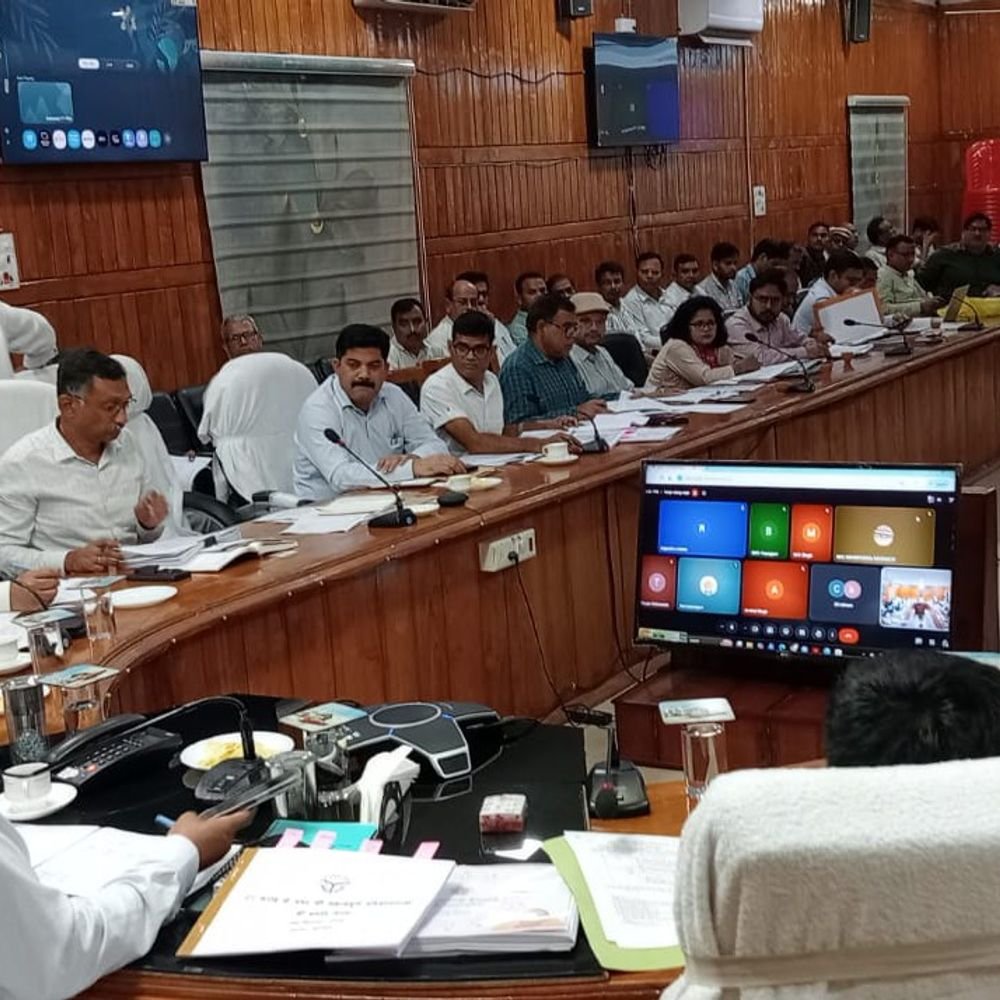 DM ने CMO समेत कई अधिकारियों का वेतन रोका:जनकल्याणकारी योजनाओं में लापरवाही पर सख्त, स्पष्टीकरण मांगा