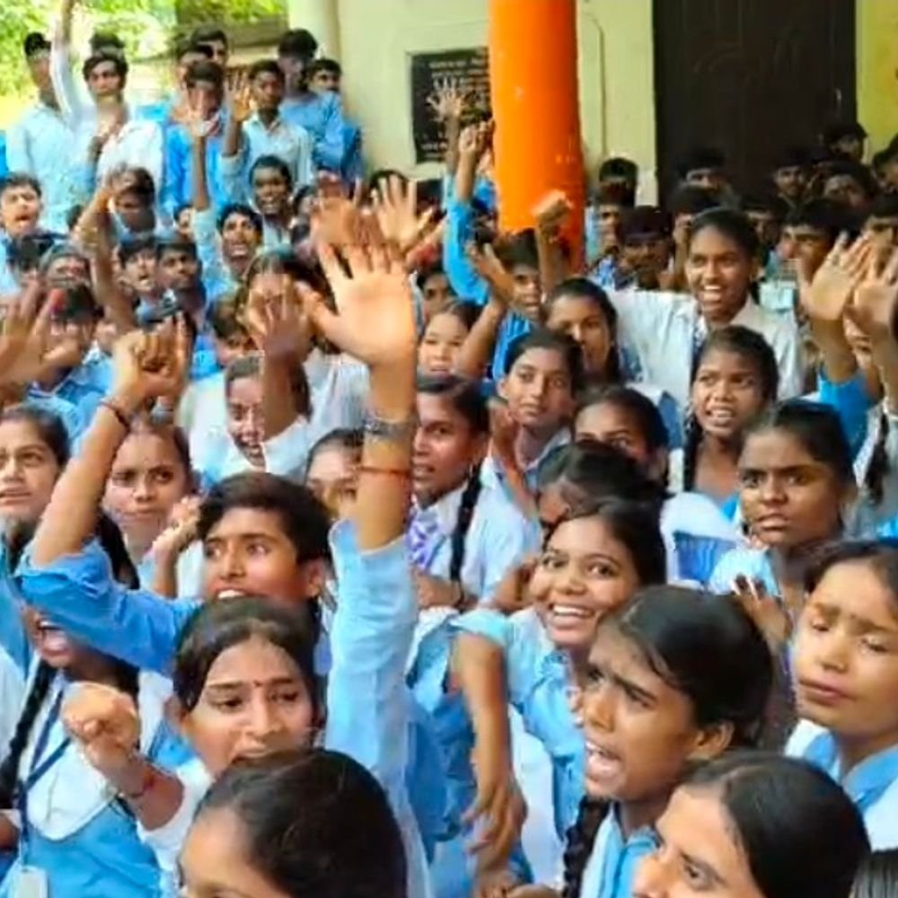 स्कूल की समस्याओं को लेकर छात्रों का प्रदर्शन:प्रधानाचार्य हटाए गए, डेढ़ घंटे जाम रहा नेवादा रोड; 4 लोगों पर FIR की तैयारी