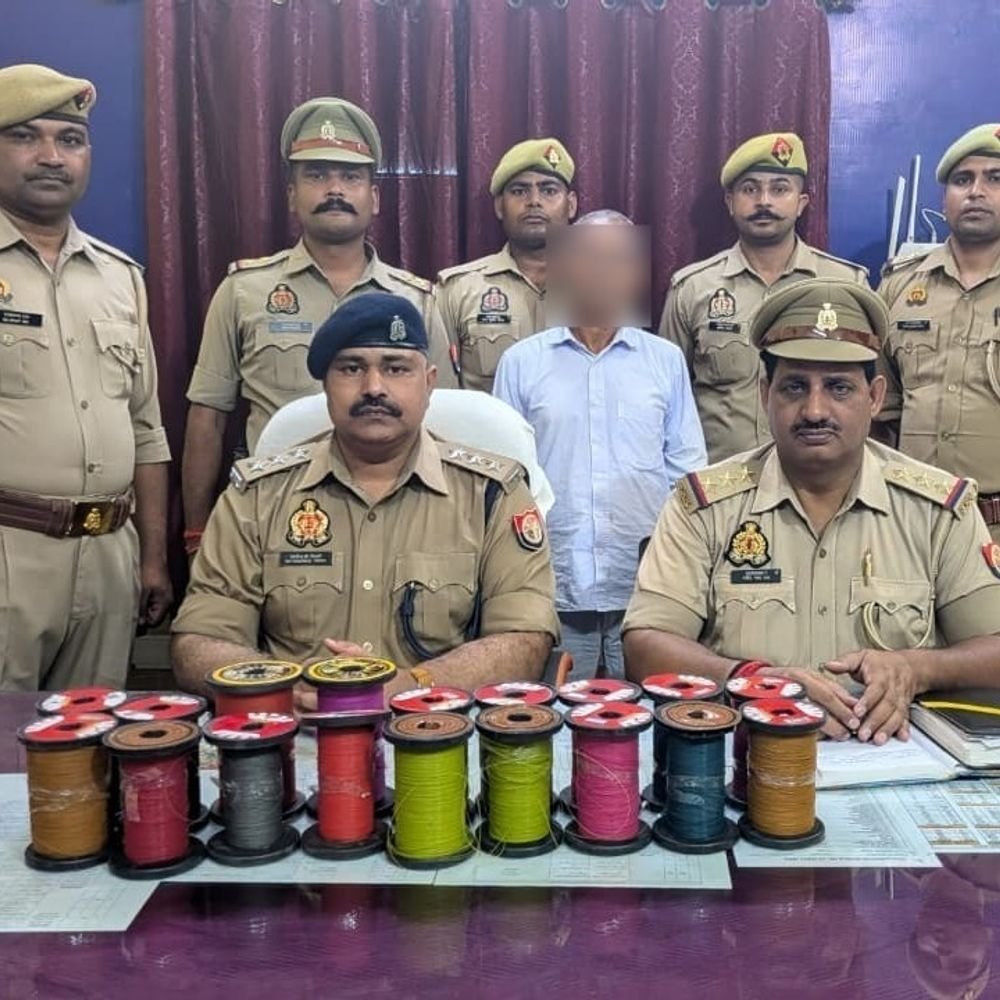 मऊ में चाइनीज मांझा बेचते एक आरोपी गिरफ्तार:मानिकपुर असना की दुकान से 18 कूची मांझा मिला, पर्यावरण संरक्षण अधिनियम में केस दर्ज