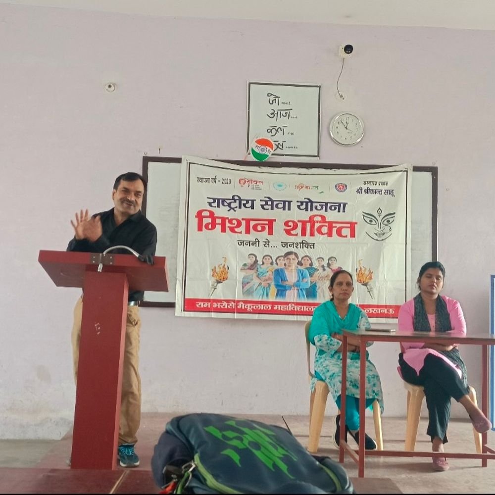 महिलाओं की सुरक्षा पर जागरूकता कार्यक्रम:तेलीबाग में छात्राओं को सुरक्षा और सहायता सेवाओं की जानकारी दी