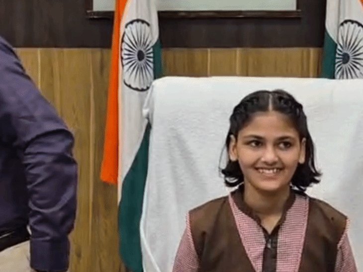 7वीं की छात्रा बनी एक दिन की डीएम:जालौन में जनसुनवाई के दौरान फरियादियों की समस्याएं सुनीं