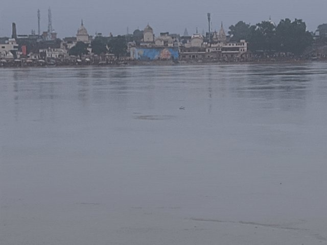 अयोध्या में तेज धूप, सरयू का जलस्तर 23 सेमी ऊपर:24 घंटे में 5 सेमी की गिरावट; तटवर्ती इलाकों में बाढ़ का खतरा टला, अगले दिनों में बढ़ेगा तापमान