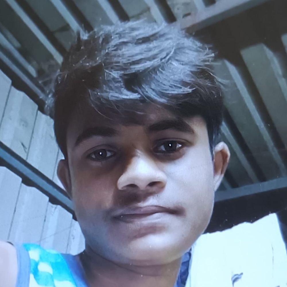 कौशांबी में ट्रक-ट्रैक्टर की भिड़ंत, युवक की मौत:भूसा लादकर फतेहपुर जा रहे थे 3 लोग; 2 गंभीर घायल