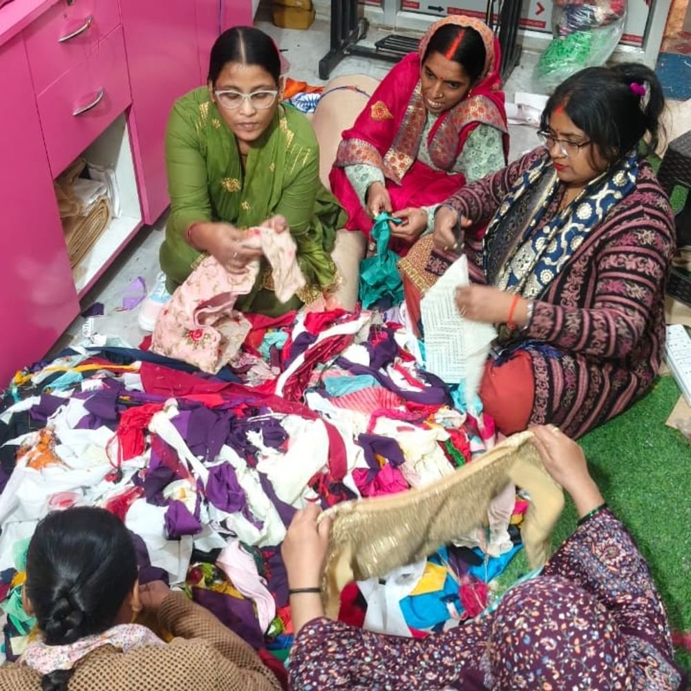 कतरनों से कारोबार और रोजगार की नई कहानी:देवरिया की अमृता ने खड़ा किया 35 लाख का उद्यम, 26 महिलाओं को मिला काम