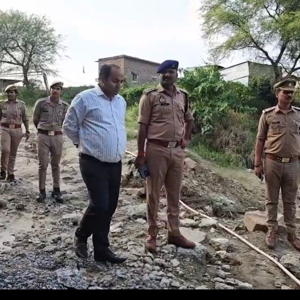 दुर्गा प्रतिमा विसर्जन स्थलों का SDM-CO ने किया निरीक्षण:महराजगंज में नाविकों-गोताखोरों की रहेगी तैनाती, भीड़ प्रबंधन से निपटने के दिए निर्देश