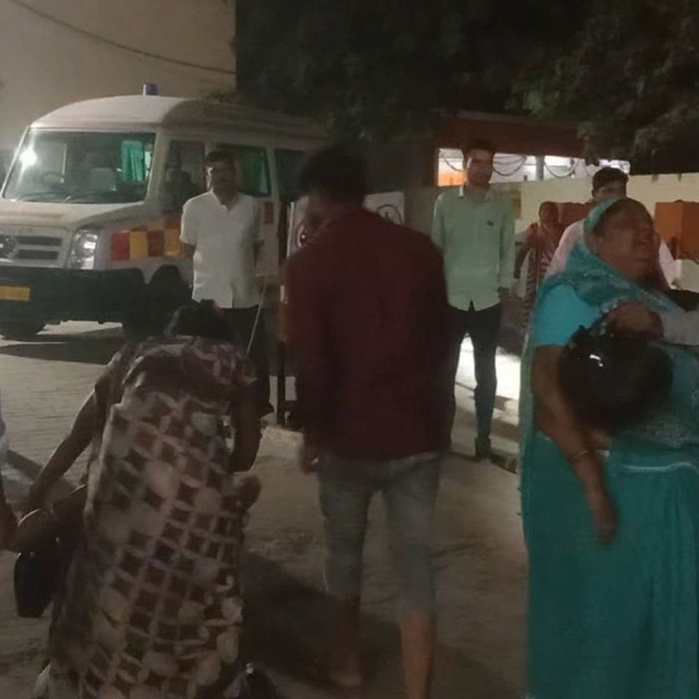 उन्नाव में ट्रक-बाइक भिड़ंत में युवक की मौत:साथी घायल, बाइक ट्रक में फंसी; जिला अस्पताल में परिजनों का रो-रोकर बुरा हाल