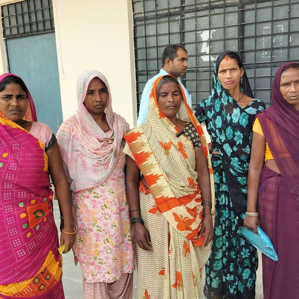 अंगूठा लगवाने के बाद भी लाभार्थियों को नहीं मिला अनाज:अयोध्या के किनौली में हुई शिकायत, एसडीएम बोले- कोटा होगा निलंबित