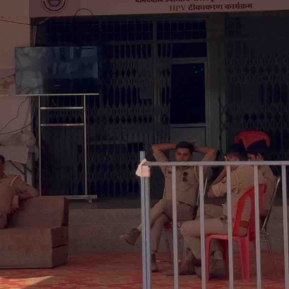 गोरखपुर में बैलेट बॉक्स की सुरक्षा के कड़े इंतजाम:स्ट्रॉन्ग रूम के बाहर डटे समर्थक, शिफ्ट बनाकर कर रहे निगरानी