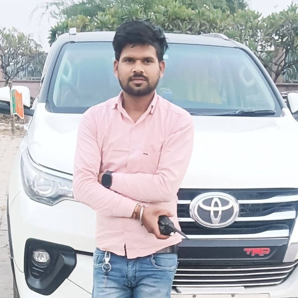 लखनऊ में डिवाइडर से टकराने पर बाइक सवार की मौत:पीछे बैठे दोस्त को भी आईं चोटें, तेज रफ्तार होने से अनियंत्रित हुआ
