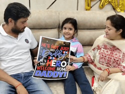 मौत के 'समुद्र' से घर लौटे कानपुर के नितिन:21 जिंदगियों को बचाने की सुनाई दर्द भरी दास्तान, पत्नी-बच्चों से मिलकर छलक पड़े आंसू
