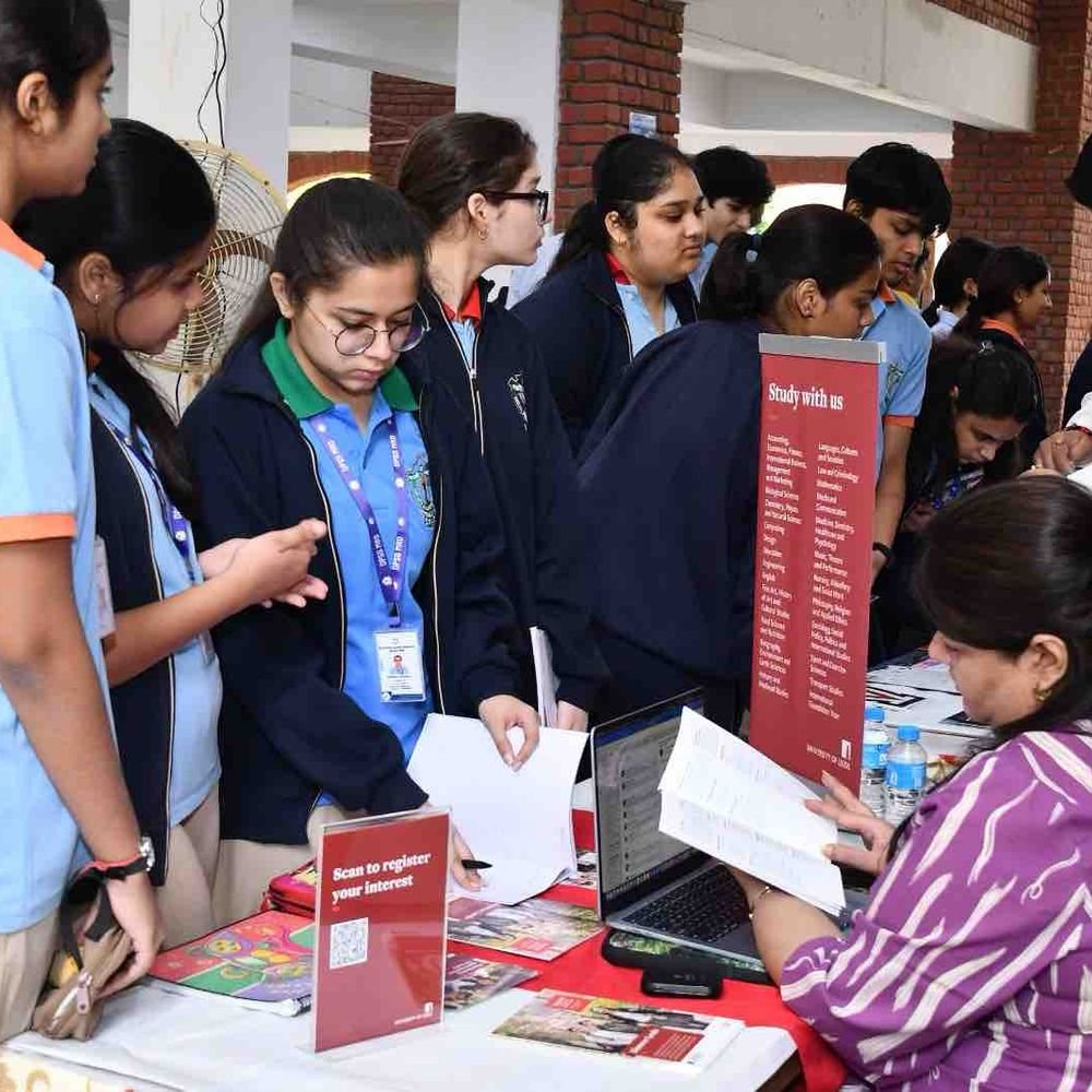 DPSG मेरठ रोड में करियर मेला लगा:50 से ज्यादा विश्वविद्यालयों ने लिया हिस्सा, छात्रों को मिली उच्च शिक्षा की जानकारी
