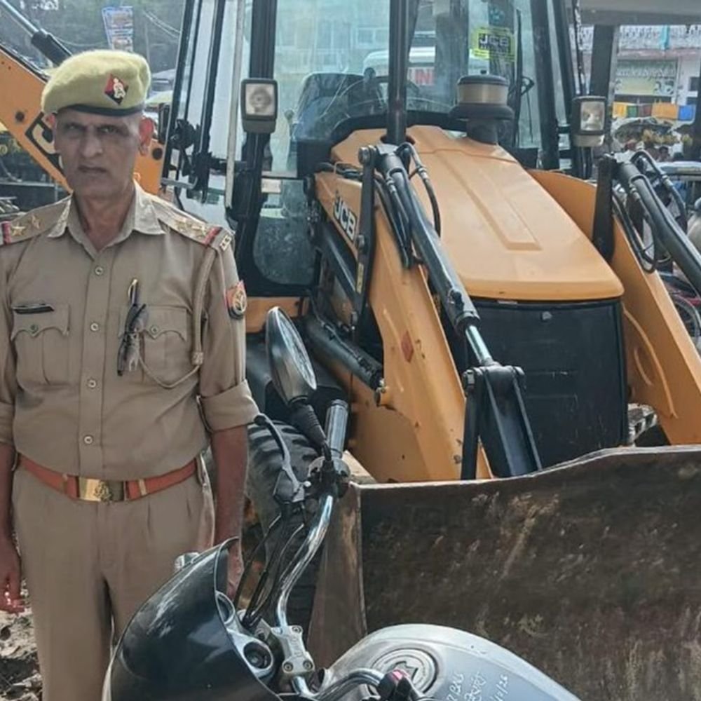 आजमगढ़ में माफिया के सहयोगी की संपत्ति कुर्क:3 अक्टूबर को जिले के डीएम ने दिया था निर्देश, 28 लाख रुपए से अधिक की हुई कुर्की