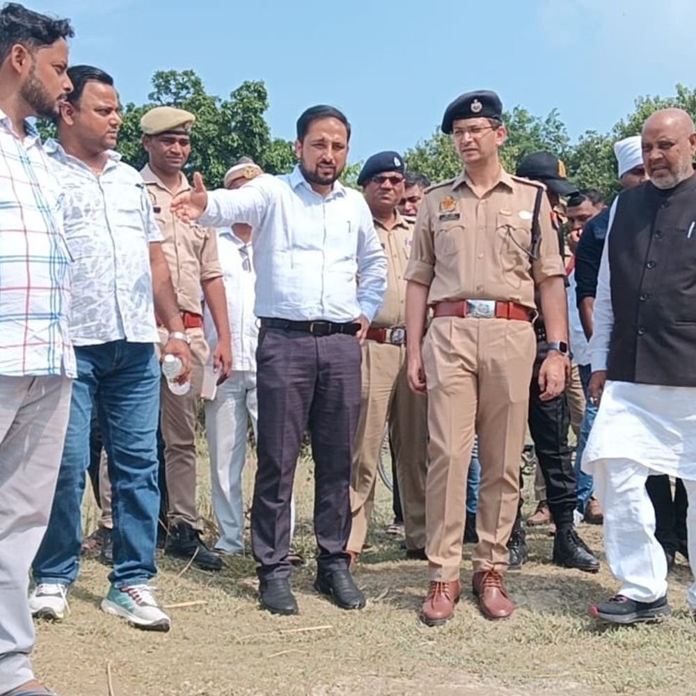 बाढ़ पीड़ितों के बीच पहुंचे डीएम-एसपी:नेपाल से 5 लाख क्यूसेक पानी छोड़ने से सोहगीबरवा के 3 गांव प्रभावित, 8 हजार लोग परेशान