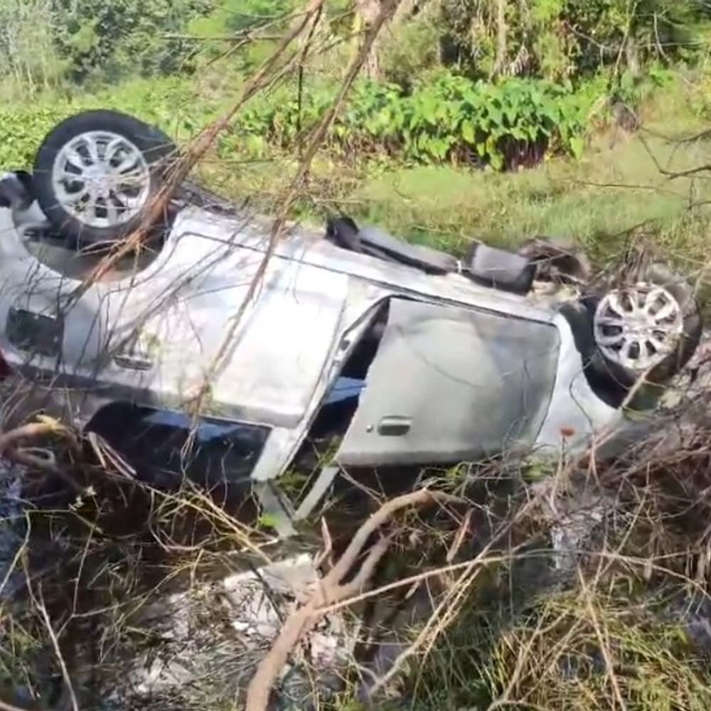 बहराइच में कार नाले में गिरी, दो युवक घायल:नौताला मार्ग पर तेज रफ्तार कार अनियंत्रित होकर सुतिया नाले में जा गिरी, पुलिस ने अस्पताल पहुंचाया