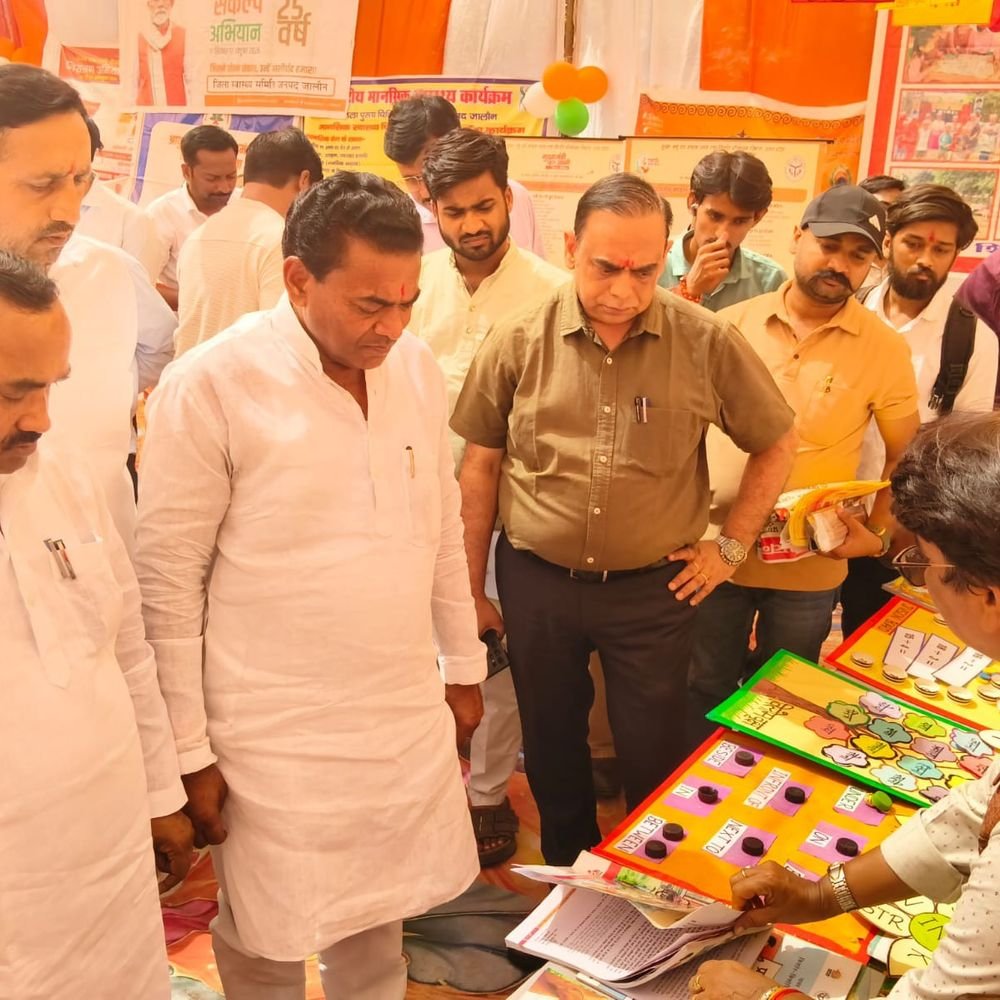 जालौन में सेवा संकल्प अभियान:कलेक्ट्रेट में लगी विकास कार्यों की चित्र प्रदर्शनी, कई विभागों ने स्टॉल लगाए