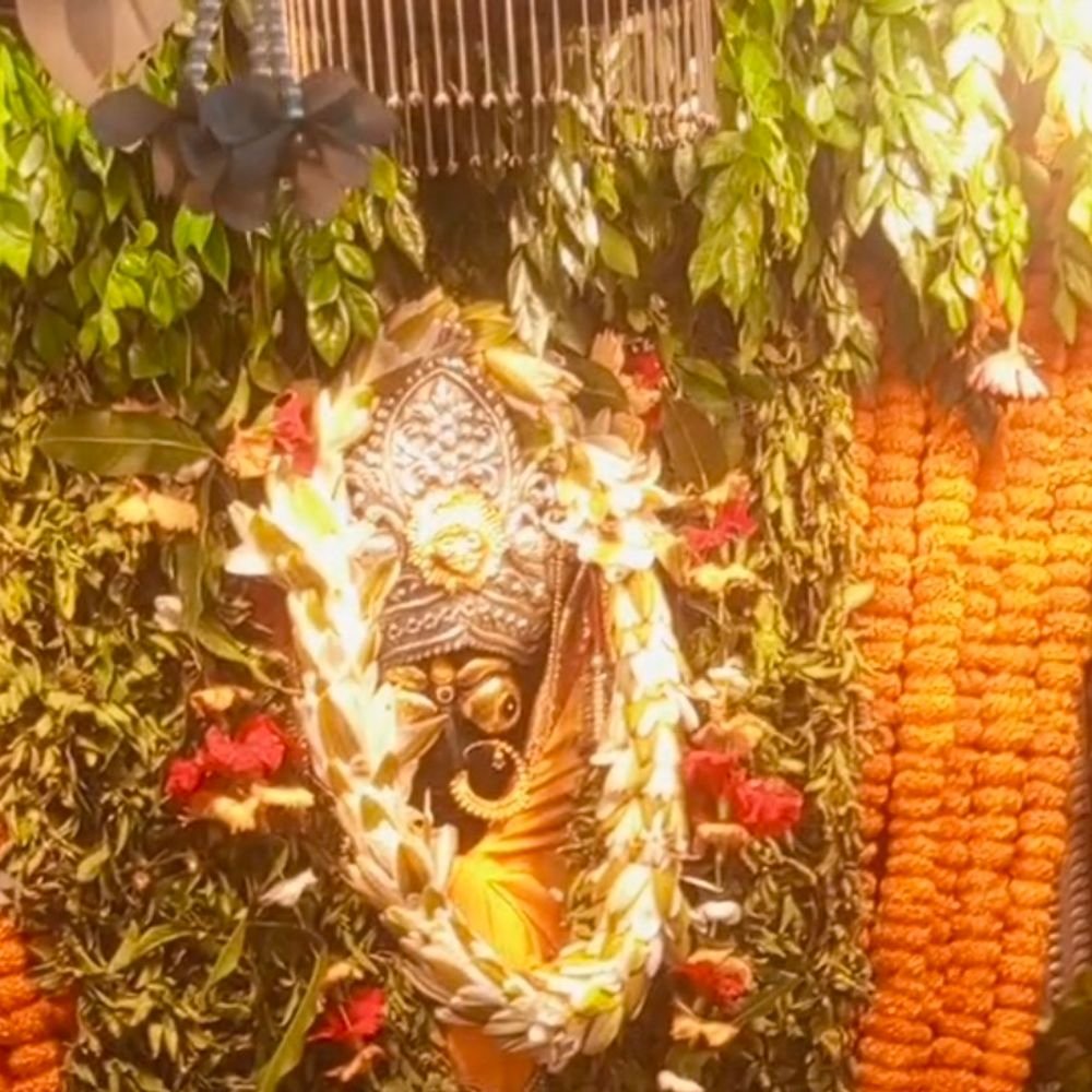 बलिया के देवी मंदिरों में भक्तों की भारी भीड़ लगी:शारदीय नवरात्र के आठवें दिन उमड़ा जनसैलाब, प्रबंधक बोले- दूर-दूर से आते हैं श्रद्धालु