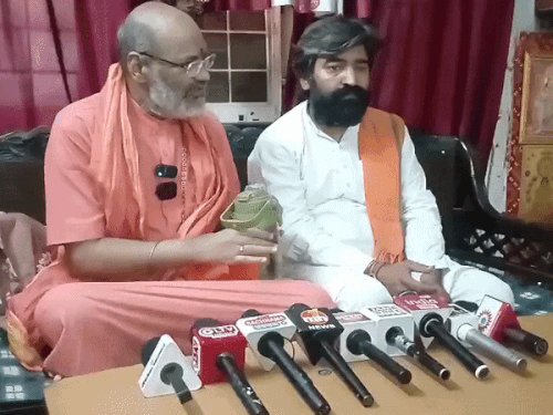 यति नरसिंहानंद के दारुल उलूम पर बयान से सियासत गरम:बोले- दारुल उलूम का मोदी-भागवत से सीधा नाता, सचिन सिरोही की जान को बताया खतरा