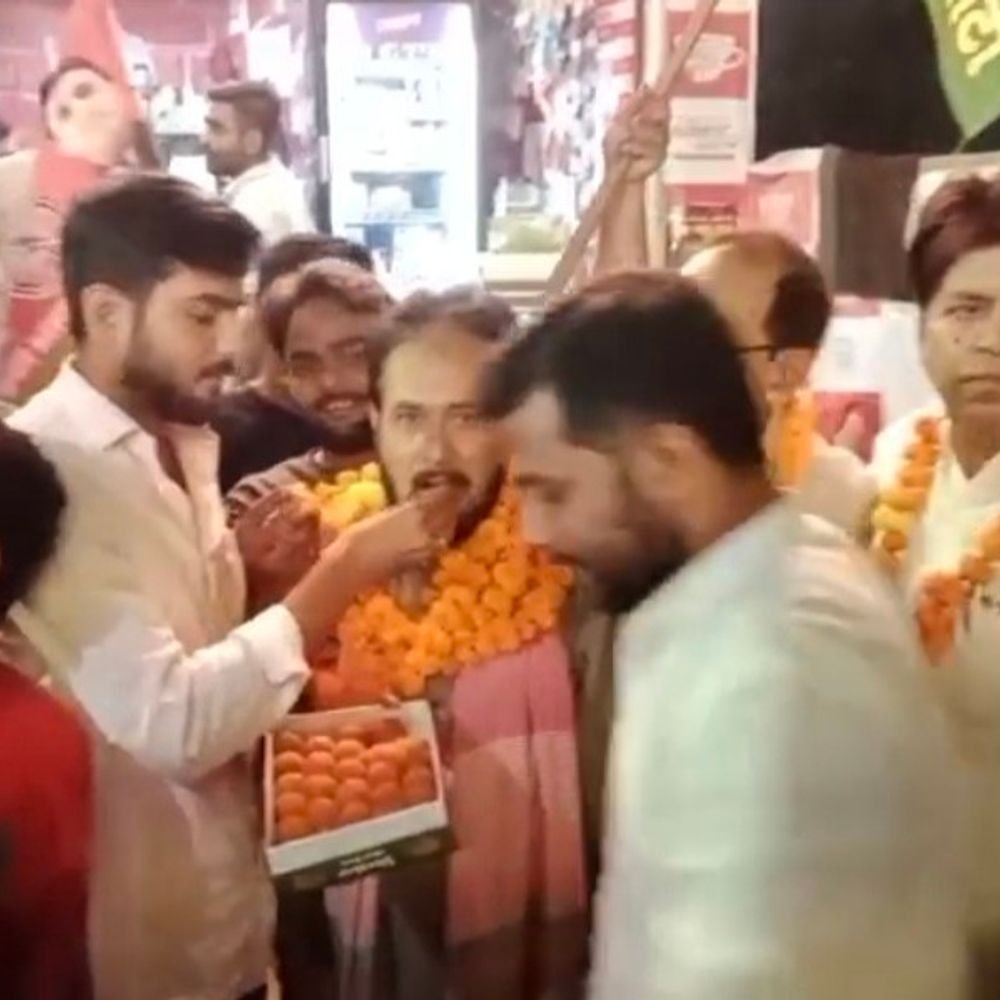 एमएलसी चुनाव में डॉ. मान सिंह यादव की जीत:कार्यकर्ताओं ने बांटी मिठाई, मतदाताओं के प्रति जताया आभार