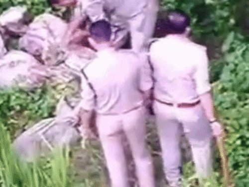उन्नाव में ड्रोन से निगरानी के बाद आबकारी-विभाग की छापेमारी:36 लीटर कच्ची शराब बरामद; 450 किलो महुआ लहन नष्ट किया