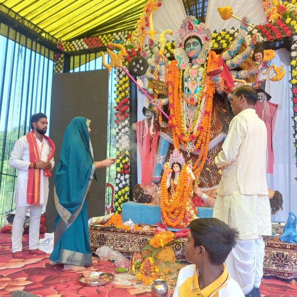 विजयादशमी पर मां काली की पूजा:केराकत के खर्गसेनपुर में मां काली के पंडाल में जुटे श्रद्धालु