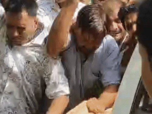 अस्पताल में मरीज की मौत पर हंगामा:शाहजहांपुर में परिजनों ने कर्मचारी को दौड़ाकर पीटा, पुलिस ने बचाया
