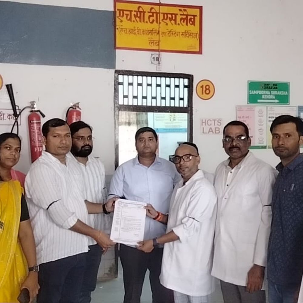 एड्स कंट्रोल सोसाइटी के संविदाकर्मियों ने सौंपा 10 सूत्रीय मांगपत्र:मऊ में 5 से 11 अक्टूबर तक काली पट्टी बांधकर विरोध