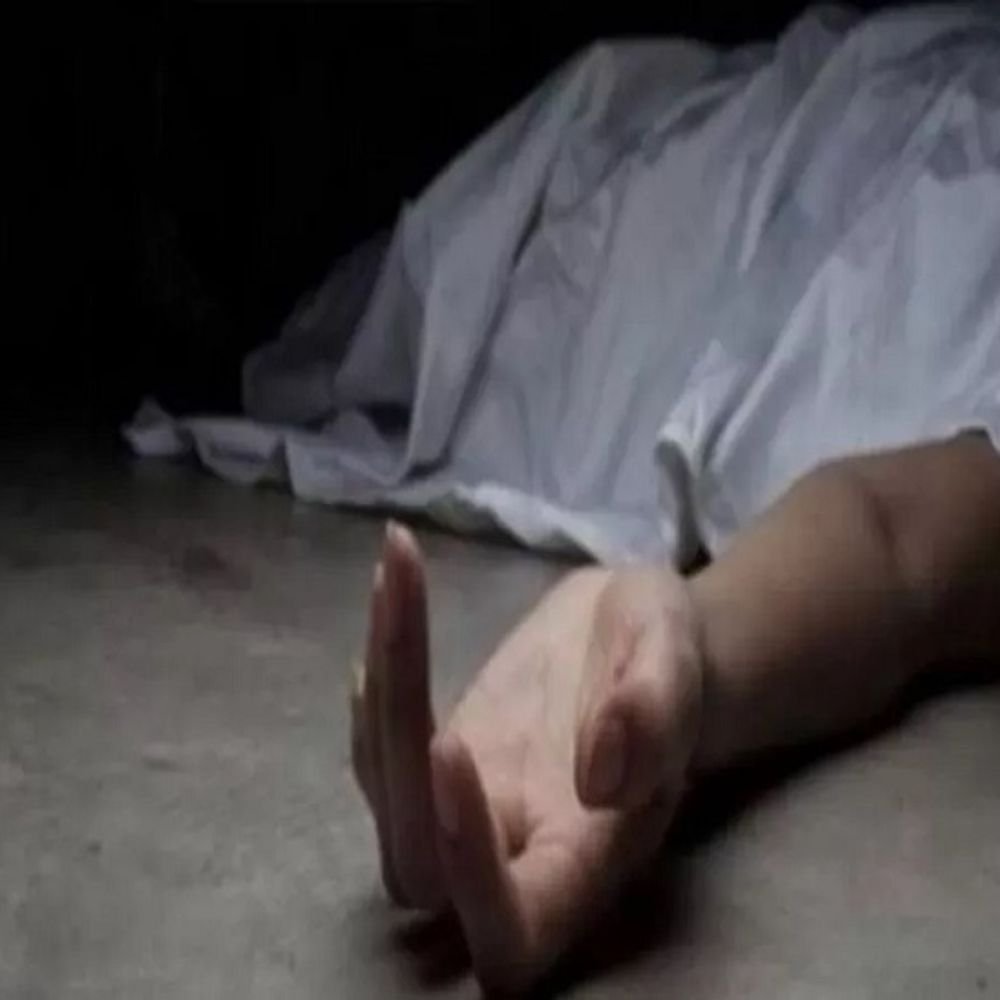 अधेड़ ने लाइसेंसी रिवॉल्वर से गोली मारकर किया सुसाइड:सीतापुर के अटरिया में आवाज सुनकर दौड़े लोग, बीमारी से परेशान था
