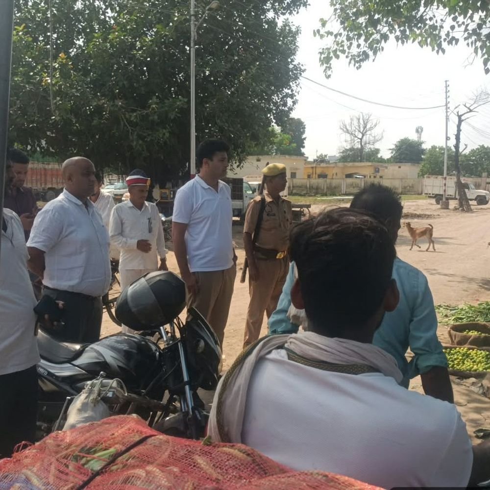 मऊ की नवीन मंडी में प्रशासन ने अवैध कब्जे हटाए:तीन महीने से दी जा रही थी चेतावनी; दोबारा कब्जा करने पर कार्रवाई की हिदायत