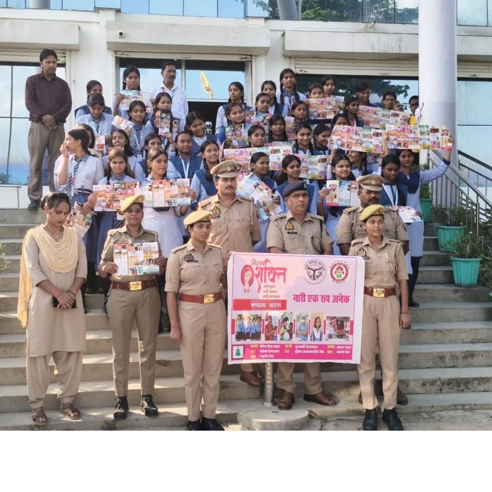 देवरिया में मिशन शक्ति जागरूकता अभियान:छात्राओं को बताए कानूनी अधिकार, कल्याणकारी सरकारी योजनाओं की दी जानकारी