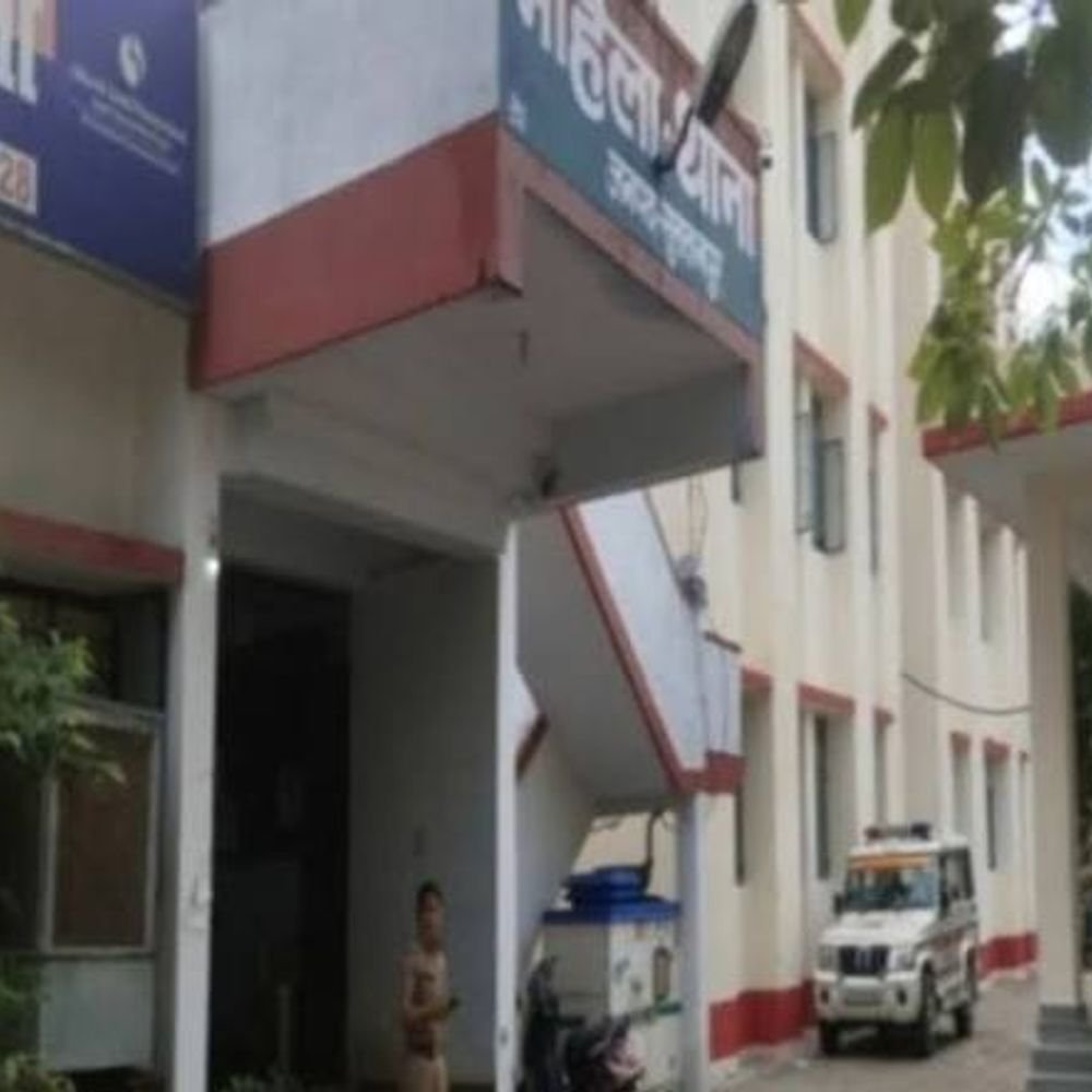 कर्ज चुकाने के लिए 3 लाख रुपए मांगा:सुल्तानपुर में पति, सास और देवरों पर FIR, महिला को पीटा-बच्चों समेत घर से निकाला