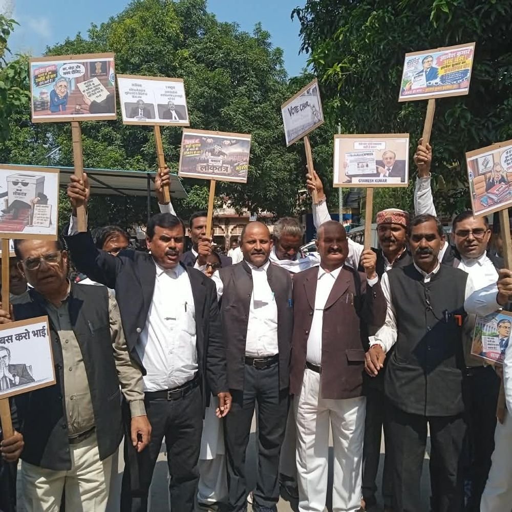 SIR में गड़बड़ी के आरोपों पर अधिवक्ता संघ का प्रदर्शन:देवरिया में मुख्य चुनाव आयुक्त के इस्तीफे की मांग, कलेक्ट्रेट में राष्ट्रपति के ज्ञापन सौंपा