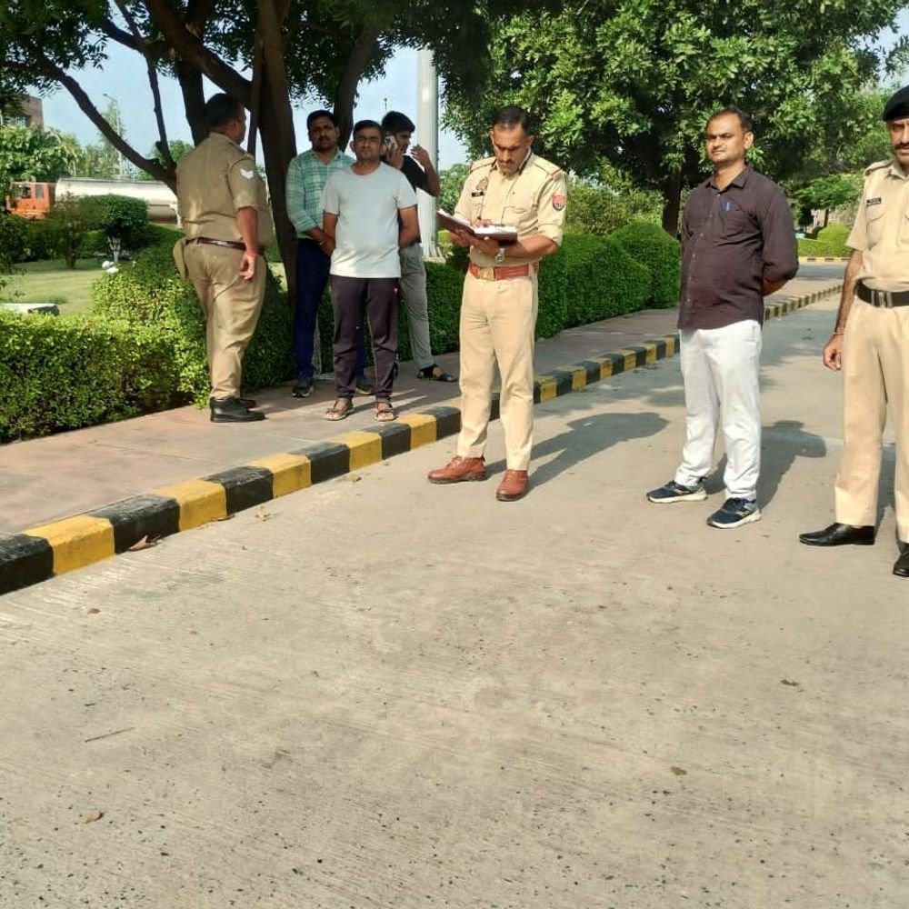 टैंकर की खिड़की से लटका मिला चालक का शव:अमूल फैक्ट्री में लगाई फांसी, मोबाइल और CCTV खंगाल रही पुलिस