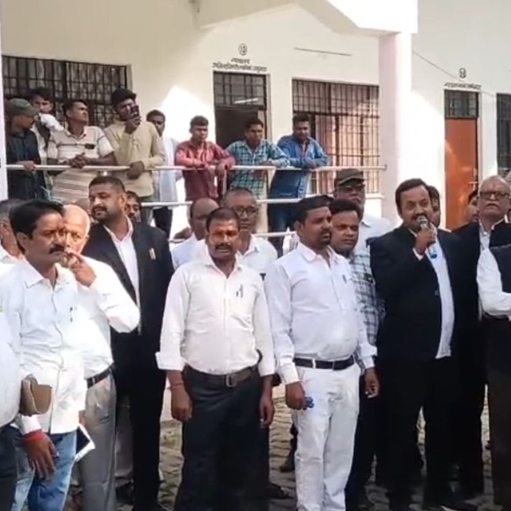 बैनामा निजीकरण के विरोध में अधिवक्ताओं का प्रदर्शन:आदेश वापस लेने की मांग, एसडीएम को सौंपा ज्ञापन