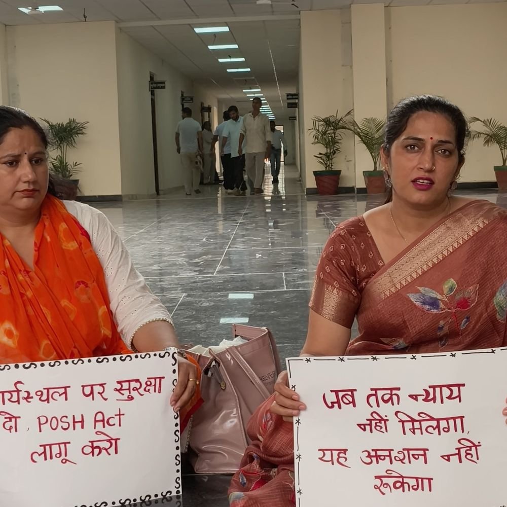 शामली में दो शिक्षिकाओं को नोटिस:अनशन और सुनवाई की रिकॉर्डिंग के आरोप में दो शिक्षिकाओं को नोटिस, 3 दिन में मांगा जवाब
