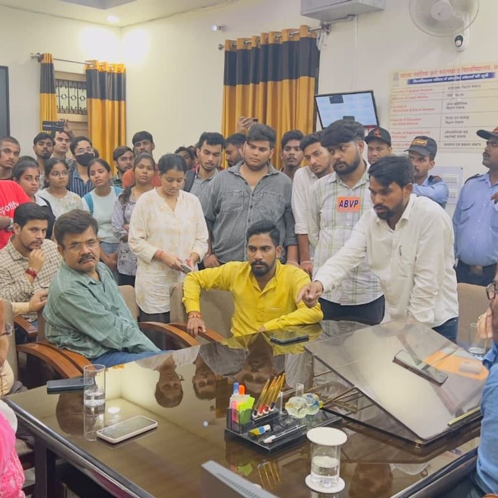 एबीवीपी ने एमजेपीआरयू कुलसचिव का किया घेराव:मूल्यांकन में गड़बड़ी की जांच की मांग