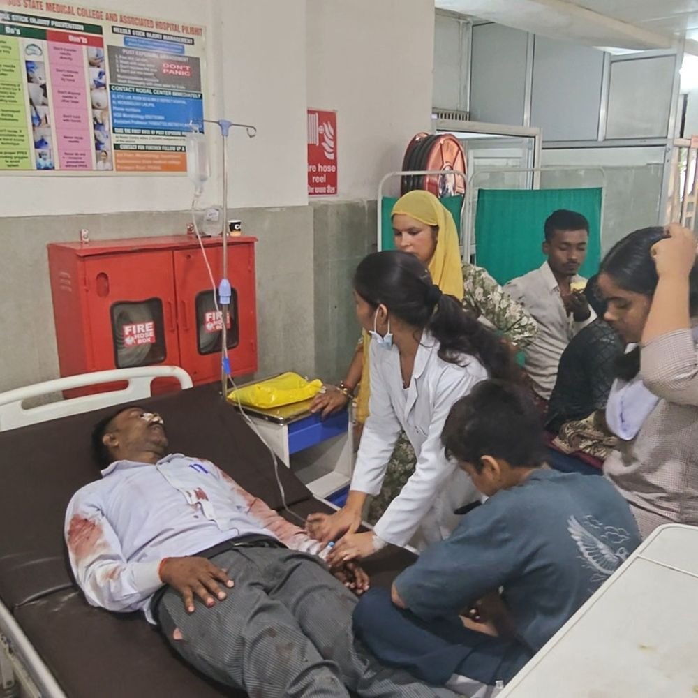 पीलीभीत में संपत्ति विवाद में अधिवक्ता पर जानलेवा हमला:मकान की दीवारें तोड़कर लूटपाट का आरोप, एसपी से लगाई गुहार