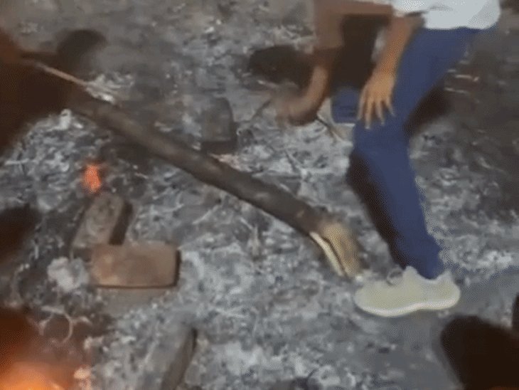 रावण जलने के बाद लकड़ी-राख लेने उमड़े सैकड़ों लोग:गोरखपुर में लोग बोले- घर में रखने से आती हैं सुख-समृति, नहीं लगती नजर