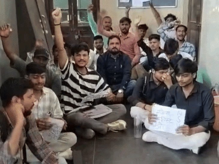 आगरा विश्वविद्यालय में BSC कृषि के छात्रों का हंगामा:परीक्षा नियंत्रक लापता के लगाए पोस्टर, खोजकर लाने पर 11 रुपए का इनाम