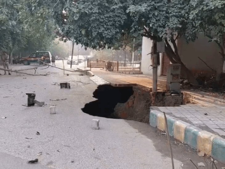 आगरा में 6 दिन बाद भी नहीं भरा गहरा गड्ढा:लोग बोले- अधिकारी दे रहे आश्वासन, बड़े हादसे का कर रहे इंतजार