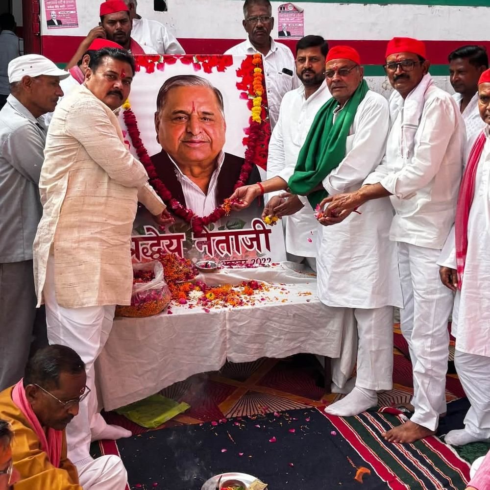 मुलायम सिंह यादव की चौथी पुण्यतिथि मनाई:सपा कार्यालय पर नेताओं और कार्यकर्ताओं ने दी श्रद्धांजलि, हवन-पूजन भी हुआ
