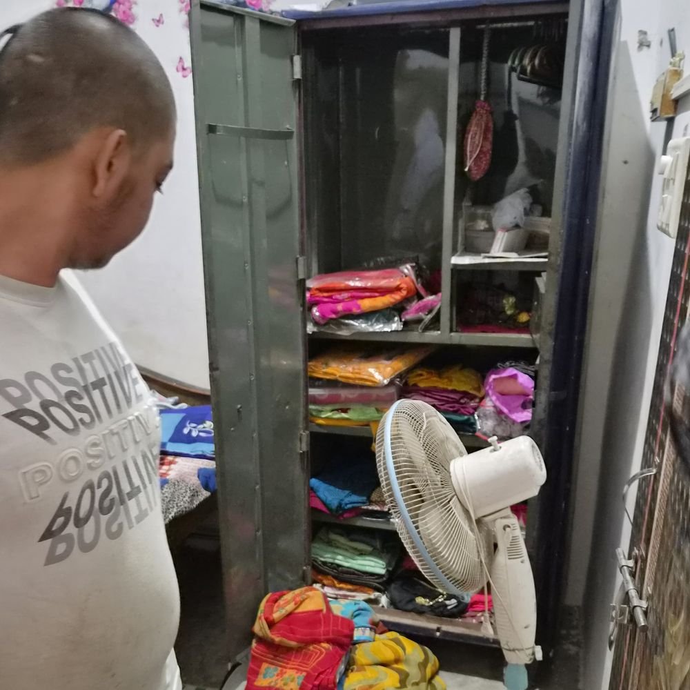 घर की अलमारी का ताला तोड़कर लाखों के जेवर चोरी:चंदौली में 2 लाख नकद और लाखों के गहने ले उड़े चोर , LIC का पैसा था