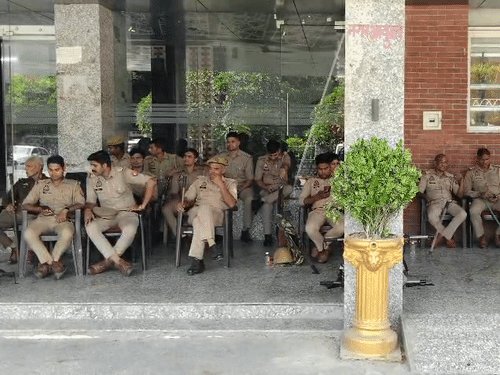 कानपुर नगर निगम में बढ़ा तनाव, पुलिस-PAC तैनात:नगर आयुक्त के खिलाफ आज मीटिंग करेंगे पार्षद