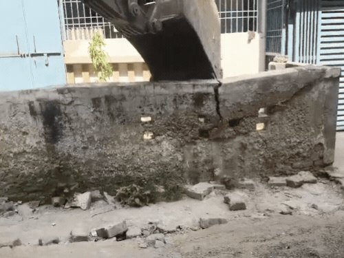 आगरा के सेक्टर 7 में अतिक्रमण पर चला बुलडोजर:चेतावनी के बाद भी लोगों ने नहीं हटाया था अतिक्रमण
