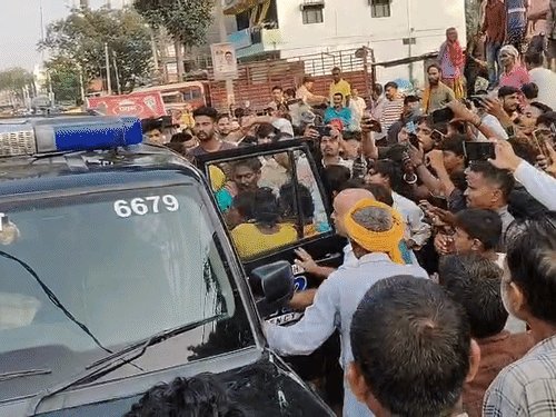 सुल्तानपुर में झोलाछाप ने किया ऑपरेशन, नवजात की मौत:परिजनों ने किया हंगामा, पुलिस की गाड़ी में आरोपी की पिटाई; बच्चेदानी निकालने का आरोप