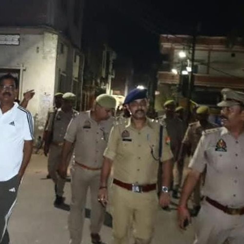 मऊ में नवरात्रि पर एसपी ने सुरक्षा जांची:दुर्गा पूजा पंडालों और संवेदनशील इलाकों का निरीक्षण कर दिए निर्देश