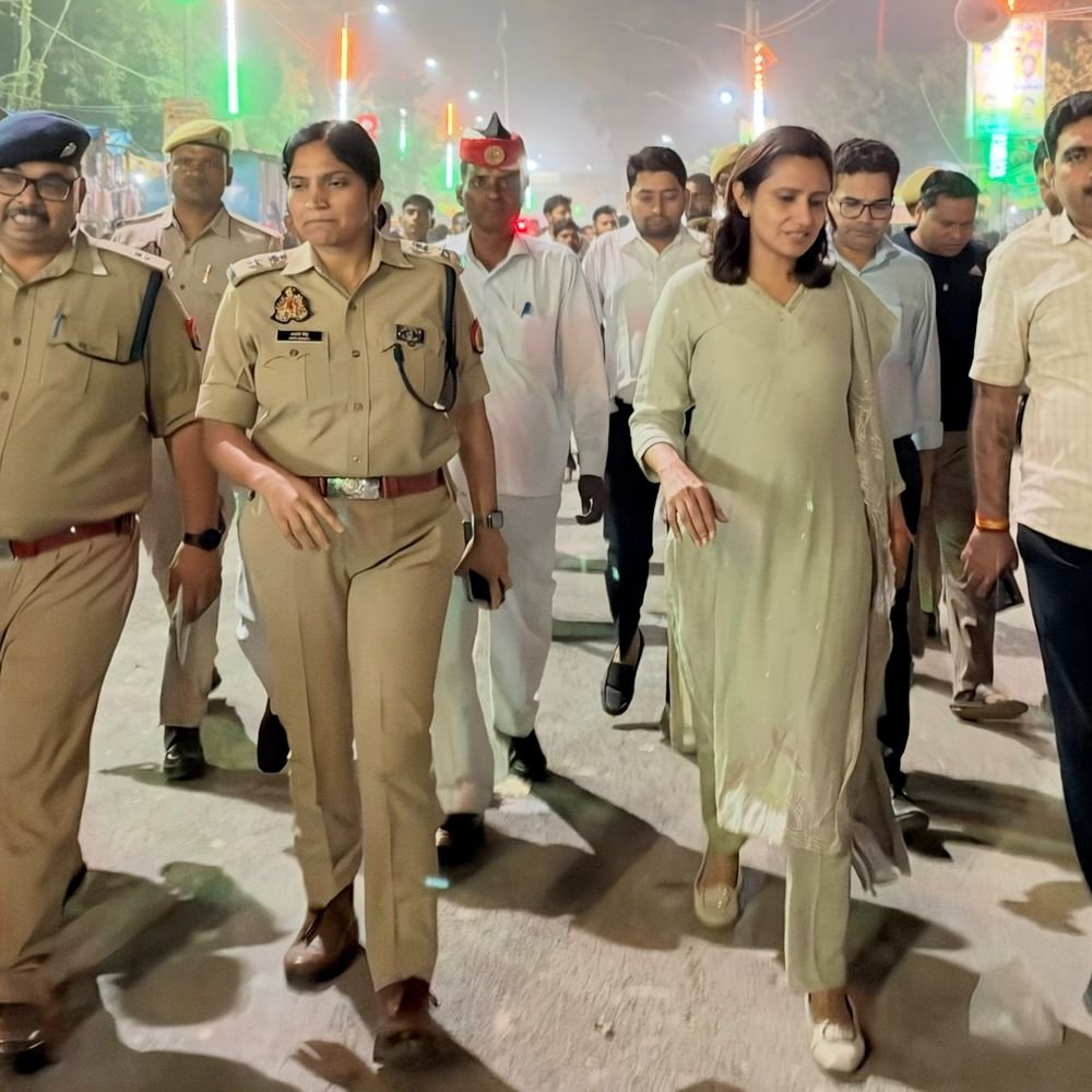 डीएम-एसपी ने फर्रुखाबाद बौद्ध महोत्सव की व्यवस्थाएं परखीं:श्रद्धालुओं की सुविधा, सुरक्षा और मेले के सुचारु संचालन को लेकर रात 11 बजे पहुंची