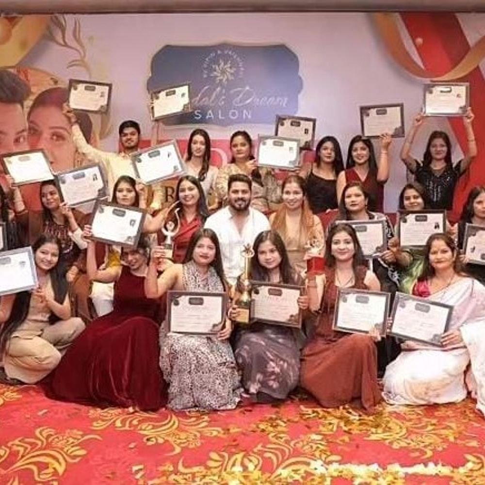 झांसी में मेकअप आर्टिस्ट प्रतियोगिता:ब्राइडल ड्रीम सैलून की सविता प्रथम, मोहिनी द्वितीय और प्रतीक्षा तृतीय