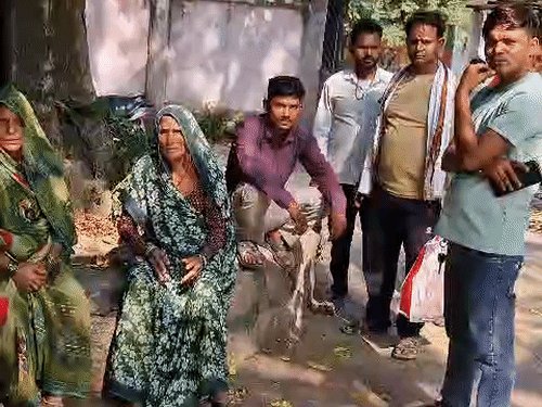 ट्रेन में बेटे के सामने पिता ने दम तोड़ा:झांसी में शव को उतारा गया, भोपाल से कानपुर देहात जा रहा था